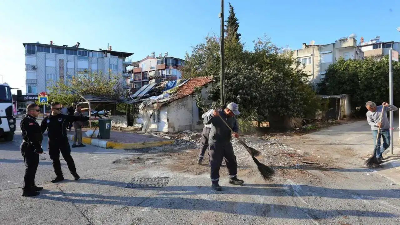 Kepez’de Çöp Ev Alarmı: Tek Kamyon Yetmedi, İkincisi Geldi! 5